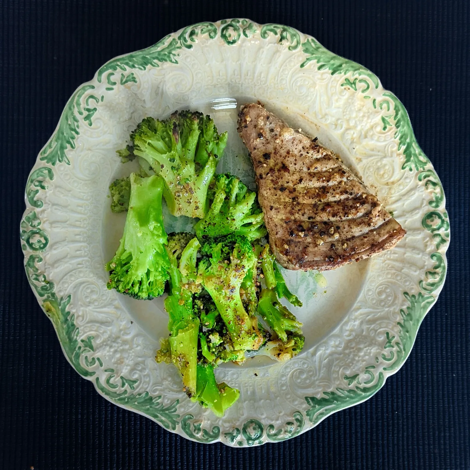 Seared tuna with broccoli